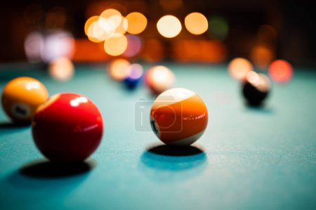 Foto de Primer plano de bolas de billar en una mesa de billar - Imagen libre de derechos