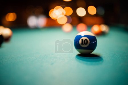 Téléchargez les photos : Gros plan d'une balle numéro 10 sur une table de billard - en image libre de droit