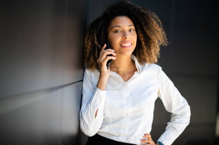 Foto de Portrait of a young afro american woman talking on the phone - Imagen libre de derechos