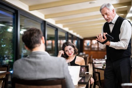 Téléchargez les photos : Serveur prenant des commandes dans un restaurant - en image libre de droit