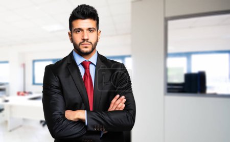 Téléchargez les photos : Jeune homme d'affaires dans son bureau - en image libre de droit