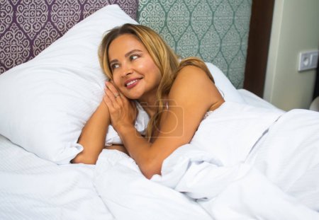 Téléchargez les photos : Femme dormant dans sa chambre - en image libre de droit