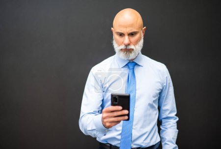 Téléchargez les photos : Homme lisant de mauvaises nouvelles sur le téléphone portable - en image libre de droit