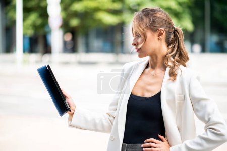 Foto de Mujer de negocios sonriente usando una tableta digital al aire libre - Imagen libre de derechos