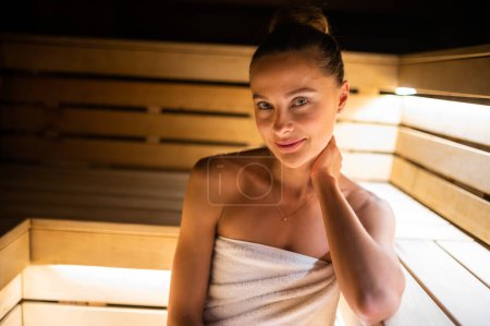 Téléchargez les photos : Femme se relaxant dans un sauna dans un centre de bien-être - en image libre de droit