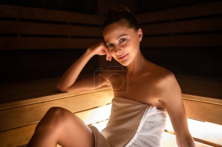 Foto de Mujer relajándose en una sauna en un centro de bienestar - Imagen libre de derechos