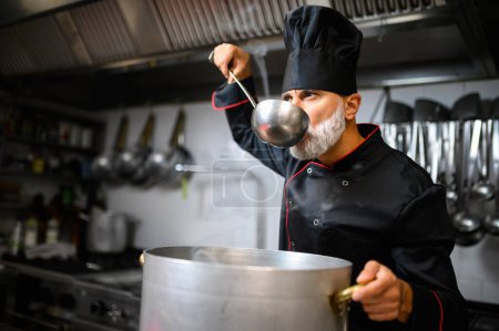 Téléchargez les photos : Chef dégustation d'une soupe - en image libre de droit