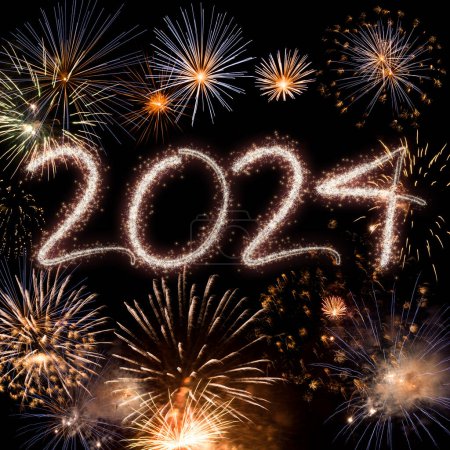 Téléchargez les photos : Affichage de feux d'artifice scintillant vibrant et festif célébrant le changement de calendrier à 2024 avec un spectacle de lumière envoûtant dans le ciel nocturne - en image libre de droit