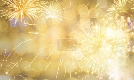 Foto de Gloriosa exhibición de celebración de fuegos artificiales dorados que ilumina el cielo nocturno con colores bokeh y festivos para un evento espectacular que entretiene a la multitud con chispas explosivas y brillantes. - Imagen libre de derechos