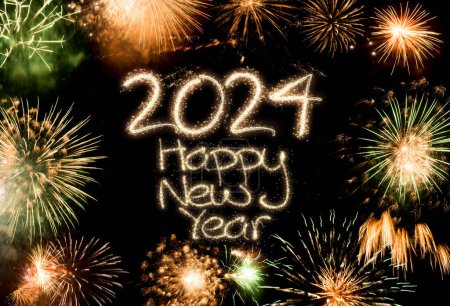 Foto de Fuegos artificiales coloridos y saludo feliz año nuevo 2024 en el cielo nocturno - Imagen libre de derechos