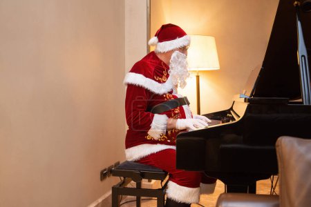 Téléchargez les photos : Père Noël jouant du piano - en image libre de droit