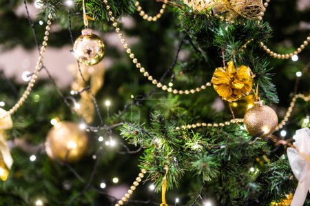 Téléchargez les photos : Gros plan d'un arbre de Noël richement décoré - en image libre de droit