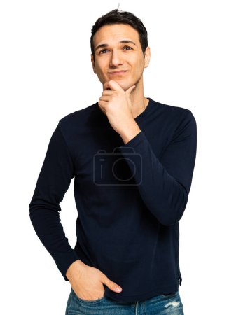 Foto de Joven hombre adulto en atuendo casual mirando contemplativo sobre un fondo blanco - Imagen libre de derechos