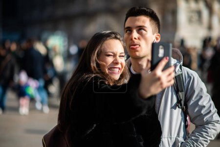 Foto de Un par de turistas tomando selfies divertidos en Milán - Imagen libre de derechos