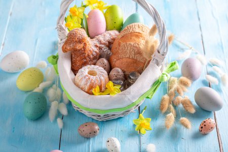 Panier traditionnel de Pâques comme Traditions le dimanche saint à Pâques. Gâteau, chatons et oeufs de Pâques pour Pâques.