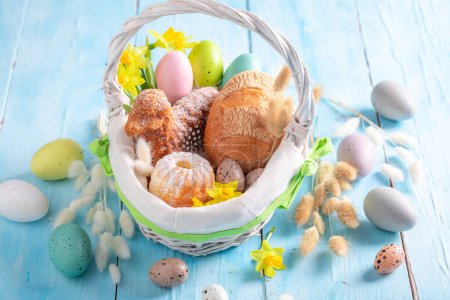 Cesta de Pascua festiva como costumbre de bendecir los alimentos en Europa del Este. Canasta de comida de Pascua para bendición.