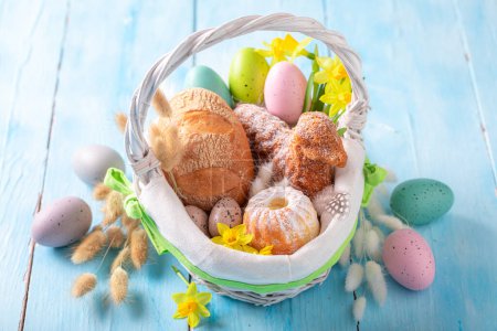 Festlicher Osterkorb ist die beständigste polnische Tradition. Osterhintergrund mit Ostereiern und Kätzchen.