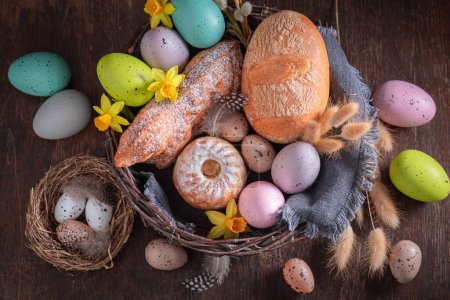 Colorida canasta de Pascua como Tradiciones en el Domingo Santo de Pascua. Pasteles, amentos y huevos de Pascua para Pascua.