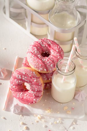 Frische und leckere rosa Donuts bereit zum Essen. Am besten schmeckt es mit Milch. Beliebtestes Dessert.