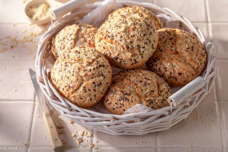 Rouleaux de kaiser maison à grains entiers pour un petit déjeuner sain. Petits pains entiers cuits dans une boulangerie.