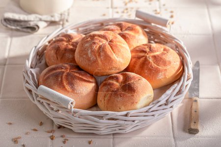 Rouleaux de kaiser chauds et dorés pour un petit déjeuner parfait et sain. Des petits pains Kaiser cuits dans une boulangerie.