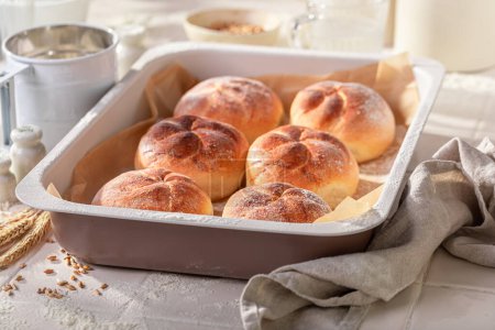 Rollos de kaiser saludables y calientes horneados frescos en la panadería. Rollos e ingredientes Kaiser en la panadería.