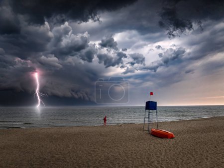 Rettungsschwimmturm und Rettungsschwimmer während eines Gewitters, Ostsee, Polen