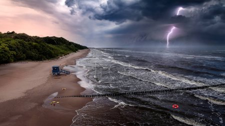 Tour de sauveteur inondée pendant la tempête de foudre à la mer Baltique, en Pologne. Vue aérienne de la mer Baltique après la tempête.