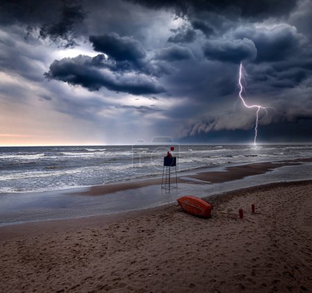 Rettungsschwimmturm bei Gewitter in Polen vom Meer überschwemmt Luftaufnahme der Ostsee nach Sturm.