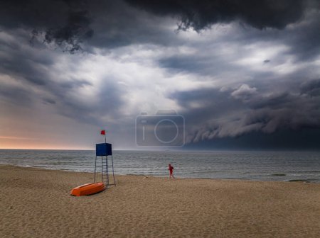 Torre de salvavidas durante la tormenta en el Mar Báltico en verano en Polonia, Europa