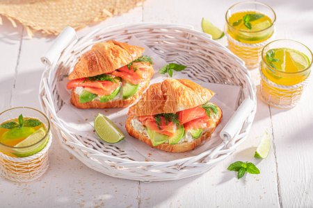 Croissant français savoureux et chaud pour le petit déjeuner. Croissants comme sandwich frais au poisson.