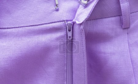 Téléchargez les photos : Short en lin de style rue close-up, tenue classique de style été, couleurs violettes vives. - en image libre de droit