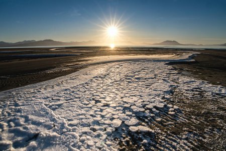 Téléchargez les photos : Cercles de glace échoués sur la plage à marée basse avec coucher de soleil sur une journée ensoleillée d'hiver dans le sud-est de l'Alaska. - en image libre de droit