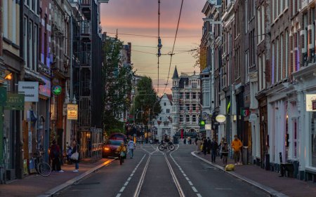 Foto de Una foto de una calle en Amsterdam al atardecer. - Imagen libre de derechos