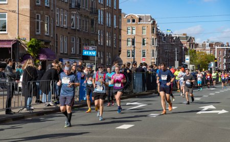 Téléchargez les photos : Une photo de plusieurs coureurs sur la marque 41k du marathon d'Amsterdam de 2022. - en image libre de droit