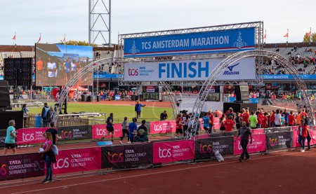 Foto de Imagen de múltiples corredores en la línea de meta de la Maratón de Ámsterdam de 2022, dentro del Estadio Olímpico. - Imagen libre de derechos