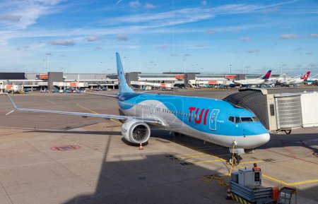 Foto de Una foto de un avión TUI en el aeropuerto de Schiphol. - Imagen libre de derechos