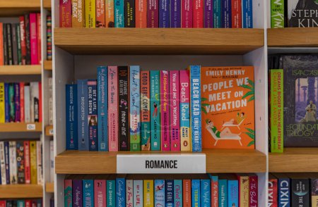 Foto de A picture of romance books in a bookstore. - Imagen libre de derechos