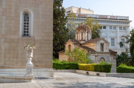 Foto de A picture of the Holy Church of Theotokos Gorgoepikoos and Saint Eleutherius, next to the Metropolitan Cathedral of Athens. - Imagen libre de derechos