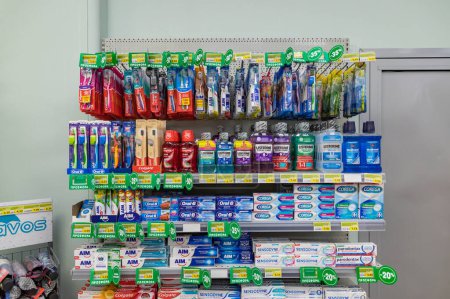 Foto de Una imagen de múltiples productos de higiene bucal, como pastas dentales y cepillos de dientes, dentro de un supermercado. - Imagen libre de derechos
