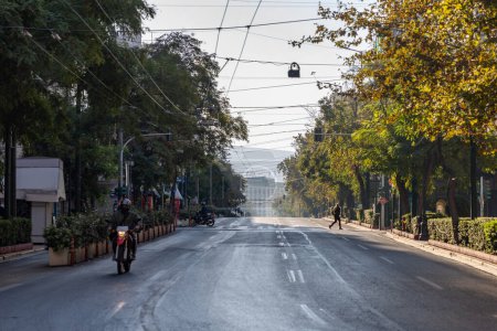 Téléchargez les photos : Une image d'une rue Panepistimiou plutôt vide au petit matin. - en image libre de droit