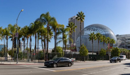 Foto de Una imagen de la gran cúpula del Museo de la Academia de Cine y las palmeras cercanas. - Imagen libre de derechos