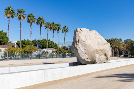 Téléchargez les photos : A picture of the Levitated Mass, a 2012 large-scale public art sculpture by Michael Heizer at Resnick North Lawn at the Los Angeles County Museum of Art. - en image libre de droit