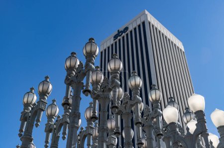 Foto de Una imagen de Urban Light, un arte público diseñado por Chris Burden y presentado en 2008, junto al Museo de Arte del Condado de Los Ángeles, con el edificio SBE detrás. - Imagen libre de derechos