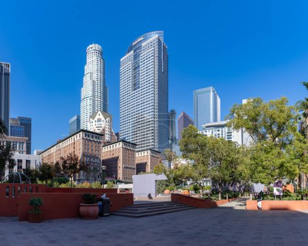 Foto de A picture of Pershing Square, being overlooked by the U.S. Bank Tower and the Deloitte building or Gas Company Tower. - Imagen libre de derechos