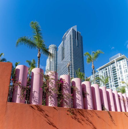 Téléchargez les photos : A picture of the U.S. Bank Tower and the Deloitte building or Gas Company Tower in Downtown Los Angeles as seen above a row of pink pillars. - en image libre de droit