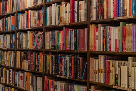 Téléchargez les photos : A close-up picture of a bookshelf inside a bookstore. - en image libre de droit