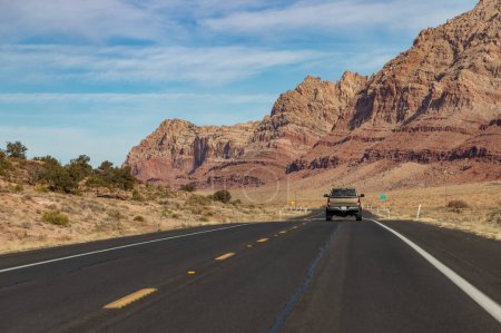 Téléchargez les photos : Une image de la route 89 des États-Unis en Arizona et de son paysage de formation rocheuse. Le camion est un RAM 1500 Laramie 4x4. - en image libre de droit