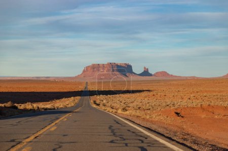 Téléchargez les photos : Une photo de la route 163 américaine en Arizona et le paysage de Monument Valley au loin. - en image libre de droit