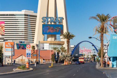 Foto de Una foto del SkyPod STRAT y de Los Vegas Boulevard Gateway Arches. - Imagen libre de derechos